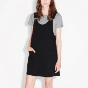  - Snygg hängselbyxklänning från Monki! Svart och helt ny💕💕💕💕😀😀

Eventuell frakt betalas av köparen❣❣😙