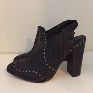  - Klackar från hm med nitar som detaljer. 