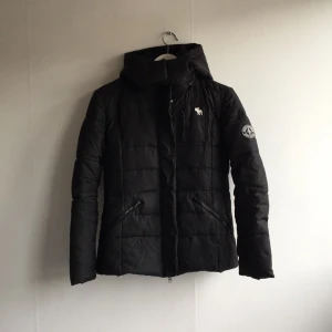  - Svart Abercrombie & Fitch jacka Använd en vinter och i mycket gott skick! 