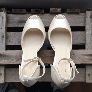  - Beiga klackar från Nelly   Använda en gång   Höjd 14 cm