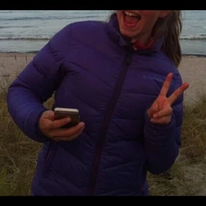  - Säljer använd men felfri lila Everest jacka pga att jag växt ur den. Jackan är i bra skick samt är en jättefin och varm jacka i strl 34/XS. Inköpspris 399 kr.
Fraktas mot betalning.