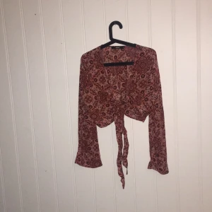  - Snygg magkort tröja i skönt material från BIKBOK. FRAKT INKLUDERAS I PRISET