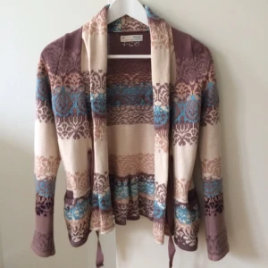  - Kofta från Odd Molly som man knyter i mitten, om du vill se hur den ser ut på är det bara att fråga om bild. I storlek 0/XS men passar även s :-) Använd max 5 gånger, jättefin till hösten/vintern.