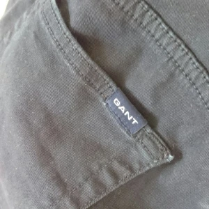  - Marinblå kjol från Gant. Tajt modell med mycket stretch. Använd men i bra skick. Ett sprund bak. Passar 38-40 i strl. 98% bomull, 2% elastan. Nypris 1399kr 