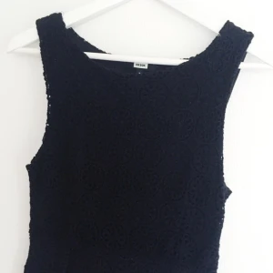  - Söt virkad klänning från BIKBOK. 👗 Mönstret i virkningen är väldigt fint, syns bäst på bild 3. frakt 49kr 