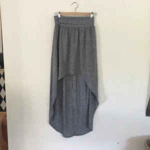  - Grå kjol som är kort i fram och längre i bak i mjukistyg från Topshop

🗯 köparen står för frakten eller mötes upp i Stockholm 

