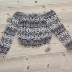  - Snygg off-shoulder tröja från HM. Aldrig använd.