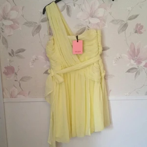  - klänning från Kate Moss By Topshop. klänning är ljust blek gul, citron färgad men inte neon.  Jätte fin sommarklänning. Står 42 men storleken är väldigt liten som dem brukar vara på topshop. Jag bedömmer att den är mellan en 36a till 38. Mindre i midjan men lite större upp till brösten. så det är bra om du inte har allt för små bröst.   ställ gärna frågor ☺ 🌸🌸🌸