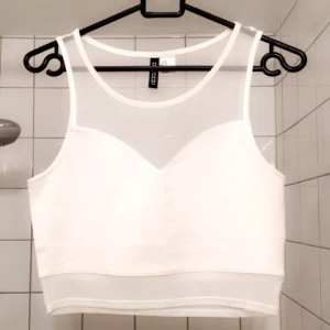  - jättesöt topp från HM i fint skick. storlek M så på mig som oftast har small är den inte särskilt tight men den är kort. slutar ovanför naveln. 