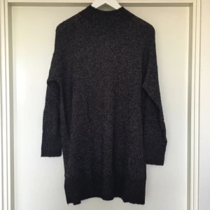  - Snygg stickad tröja från Monki, svart/grå! Superfin, oversize tröja!!✨✨✨🙌🏼🙌🏼🙌🏼❣helt ny med lapp kvar!

Eventuell frakt betalas av köparen✨😀