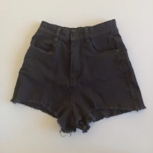  - Svarta shorts med hög midja i storlek 6. Super stretchigt material. 
Använda en gång då de är lite små för mig. 