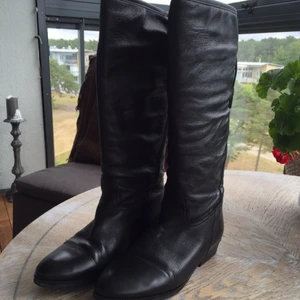  - Helt oanvända skinnstövlar.