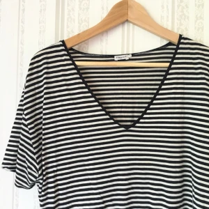  - Bas t-shirt från Filippa K, använd ett fåtal gånger. Storlek L men passar XS-L beroende på hur man vill att den ska sitta. Möts upp i Stockholm eller fraktar!