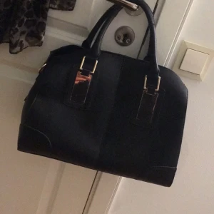  - Handväska med snygga detaljer!
