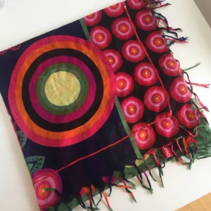 - Mönstrad sjal från Desigual med rosa paljetter
Finns i Stockholm 