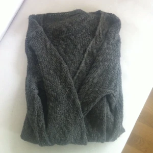  - Grön/grå cardigan i storlek one size. Passar allt från small till liten large! Bra skick. Säljes billigt pga flytt. Frakt betalas av köpare. För fler bilder hör av er!