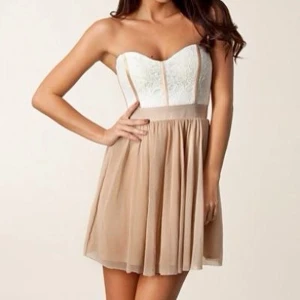  - Elise Ryan klänning i storlek S/M. Endast använd en gång. Kostar ca 600kr i nypris. Säljer den för endast 200kr! 