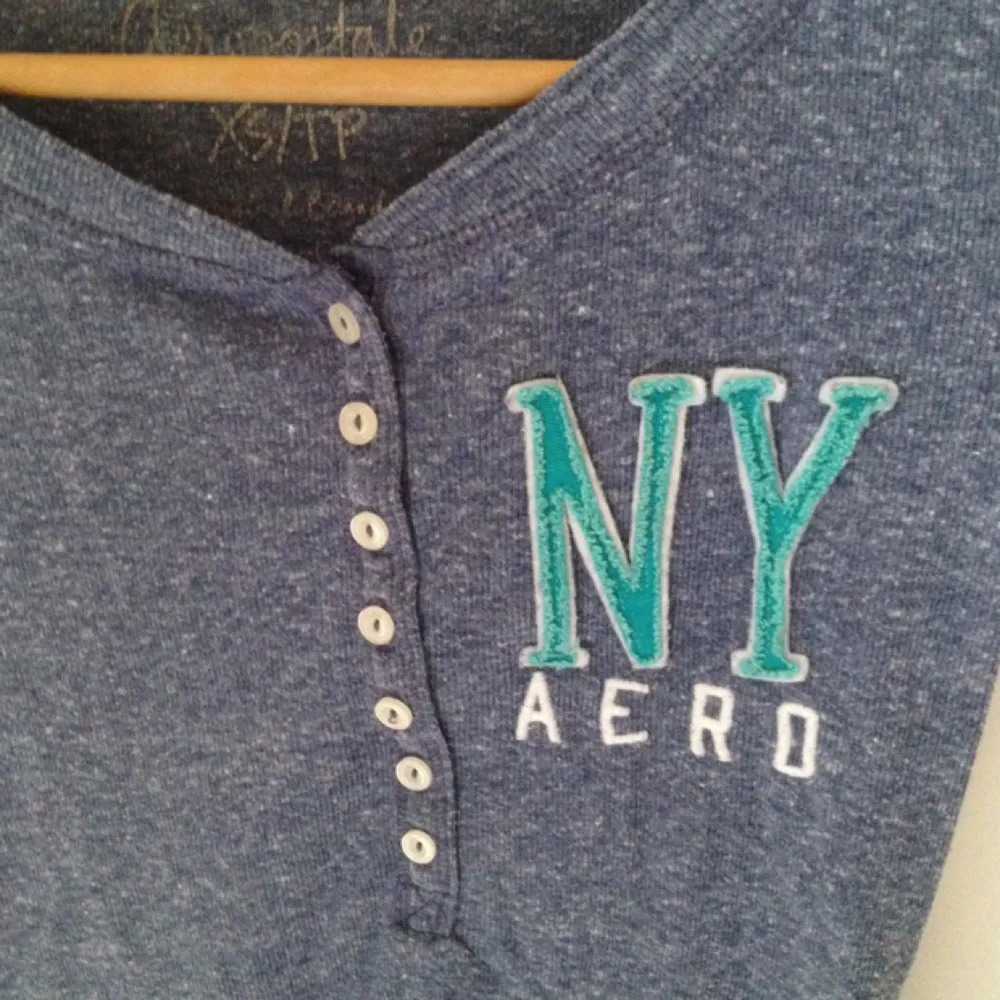 Aéropostale, tight blue shirt with buttons in front . Skjortor.