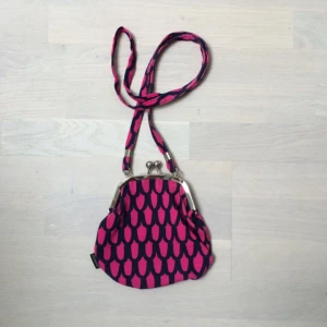  - Söt handväska från marimekko. Välanvänd men i bra skick och inga defekter. (Nypris: 725kr). 