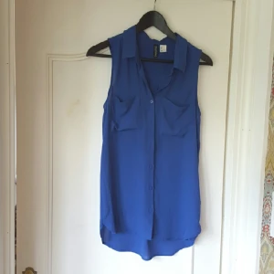  - Kornblå sommartop från H&M, bra skick.

Göteborg eller kan skicka. 