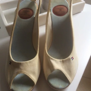  - Tommy Hilfiger kilklacksskor.
Kan mötas upp i Gbg eller skicka mot en fraktkostnad 🌸