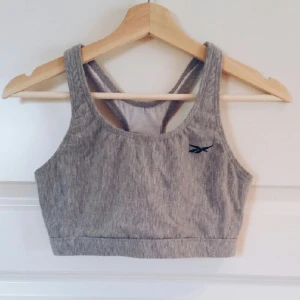  - Reebok sports bra/top, grå, passar S och M