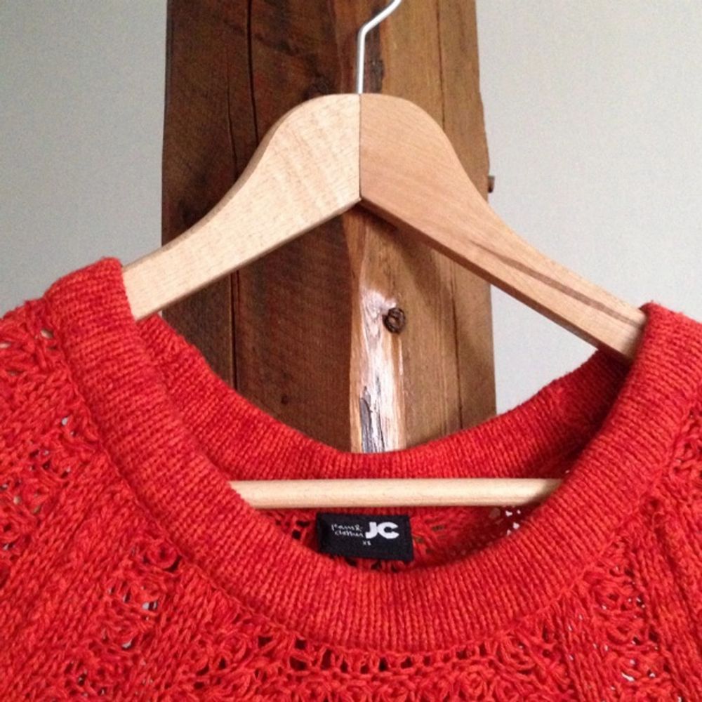 Röd/orange stickad tröja, köpt på JC. | Plick Second Hand