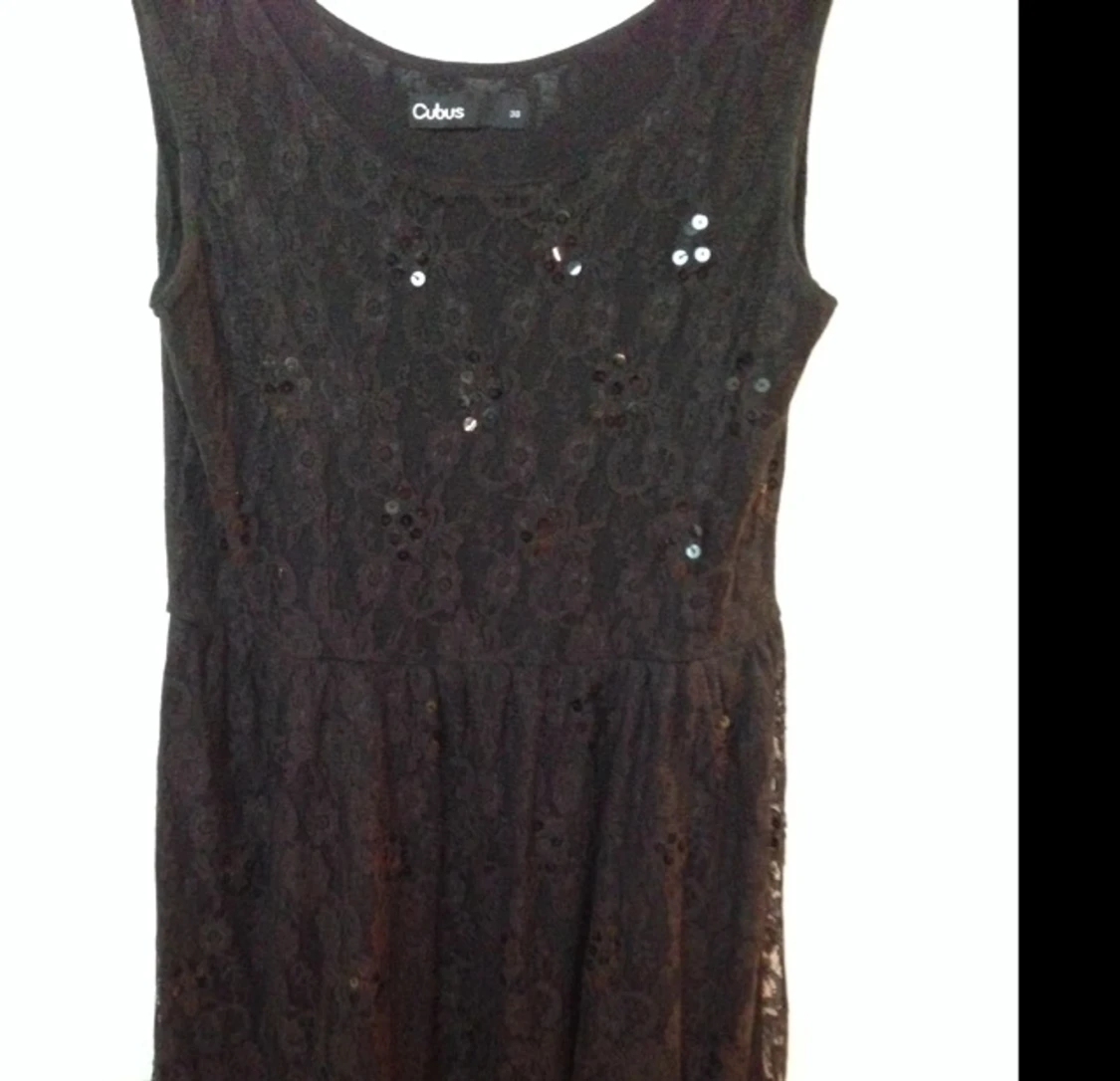 Spetsklänning med paljetter.