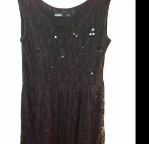 Spetsklänning med paljetter. - Spetsklänning med paljetter.