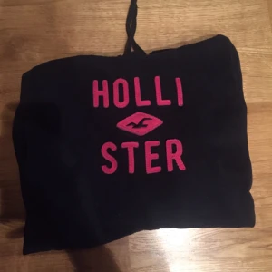  - Säljer min mörkblåa hollister hoodie med rosa text i strl M men passar mig som har XS-S i normala fall. Köpt på hollister i gallerian. 
