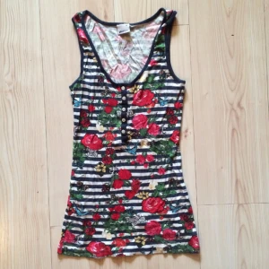  - kan lämnas i örebro, askersund eller hallsberg, annars pris+frakt!

säljer den pga att jag har för mycket kläder i garderoben och den kommer helt änkelt inte till användning längre! 