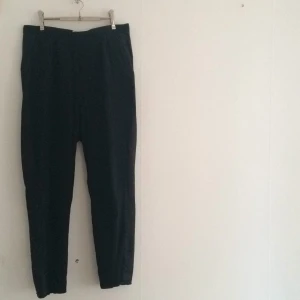  - Kostym(frack)byxa från Acne med revärer, lite stora för mig så säljer av för att de bara tar plats. Awesome till allt och superbehagliga på. 

obs! köper du två plagg eller fler får du det billigare till halva priset!