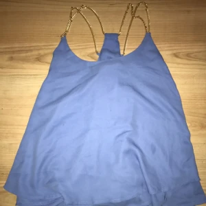  - Blått Linné med guld kedjor runt axlar och hals , använd ett få tal gånger 