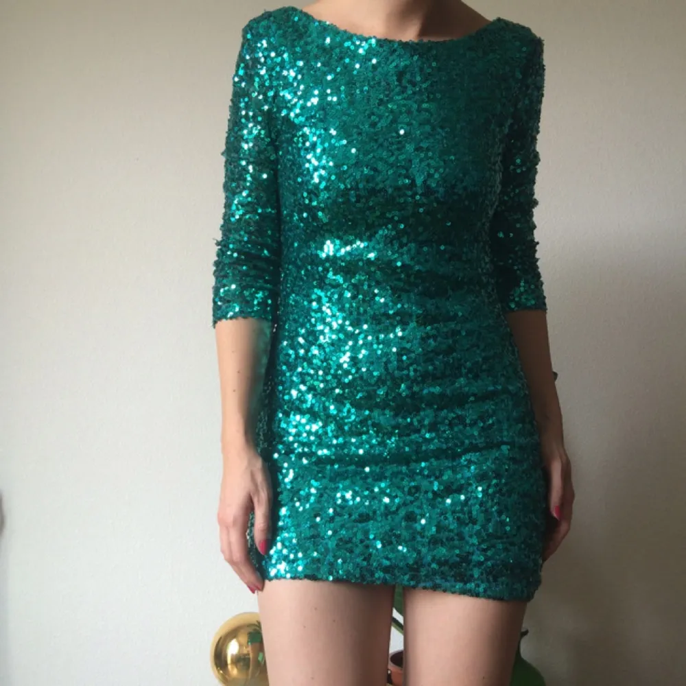 Low back sequin bodycon dress. In teal/green color. Stretchy material that's super comfy. . Klänningar.