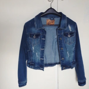 - Jeansjacka
Storlek S 
Säljer för 200kr