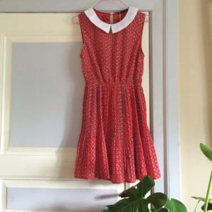  - 🍎Superfin klänning med plissering & gulligt mönster + krage!🍎

• Storlek: S/M
• Märke: Tenki
• Material: 100% polyester 
• Skick: Endast provad, helt ny
• Övrigt: Inga skavanker alls
• Frakt: 45kr