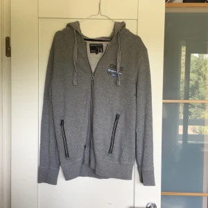  - En Jack And Jones hoodie i gott skick i storlek M