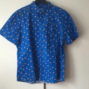  - Kortärmad skjorta med flamingo-tryck från River Island Köparen står för frakten! Tar helst emot betalning via swish! 