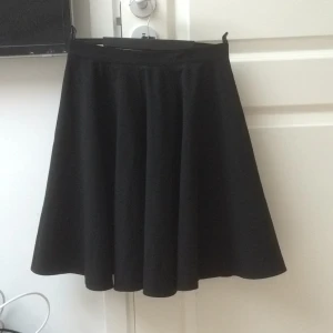  - Svart kjol från Gina tricot. 