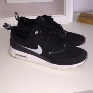  - Nike air max thea. Använda ett par gånger, nypris 1200kr. 