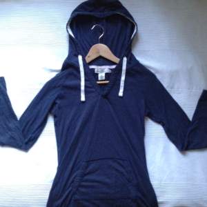 Marinblå tunn hoodie med ficka framtill 