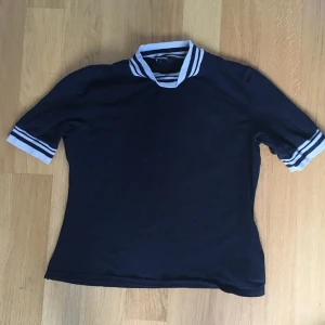  - Tröja från monki. Tror jag kan råkat krympa den lite i tvätten så den är nog en M nu. Hehe 