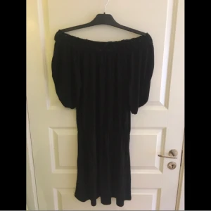  - Jättegullig klänning som är köpt från lager 157. Sitter jättefint på. Man kan ha den både som offsholder och utan.