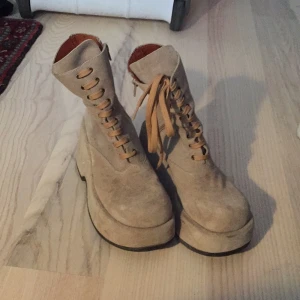  - Bruna/mocka platåskor köpta på skoUno. Har snörning och dragkedja. 
