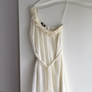  - Oneshoulder klänning
