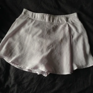  - Superduper fina ljuslila (dom är mer lila i verkligheten) skorts från BikBok! Dom har en dragkedja på baksidan och dom kan strykas innan om det önskas då dom är en aning skrynkliga. Det finns även ett par inbyggda shorts så dom inte blir genomskinliga.
Säljes pga att jag växt ur dom😩
Frakt tillkommer ✨
Tar gärna swisch🌸