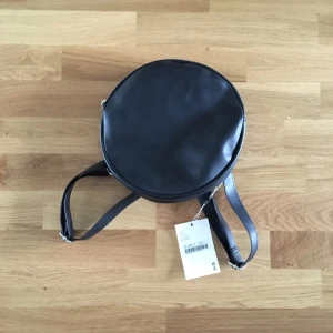  - Söt rund ryggsäck från Monki! Helt ny med lapp kvar!

Eventuell frakt betalas av köparen😙😙✨❤️