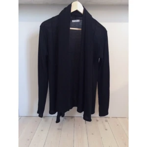  - Svart tunn kofta, från Vila.