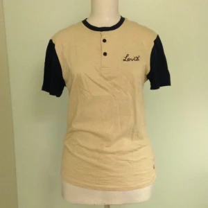  - Levis t-shirt, inköpt i USA, herr small passar mig dam M. Broderat Levis-märke. Beige och mörkblå.