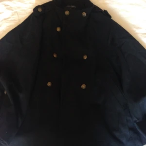  - Cape i fin tunn ull. Perfekt längd och najs vidd. Hål för armar.
Kan skicka bättre bilder vid intresse.